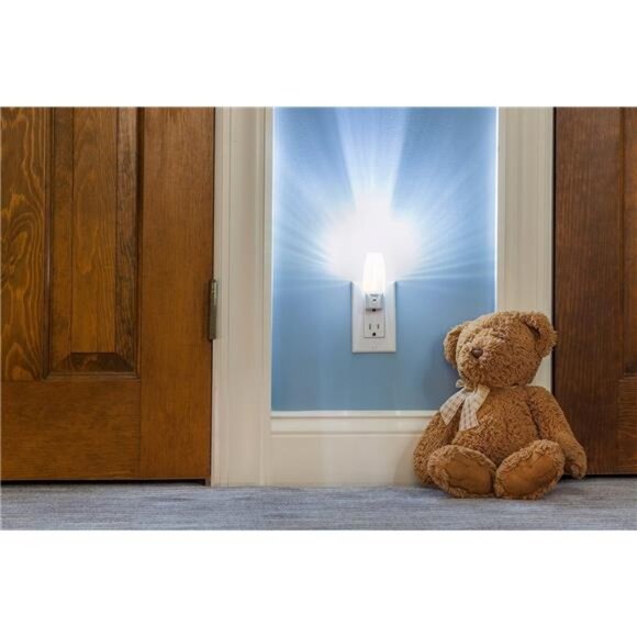 LED Plug in Night Light - Features Auto Dusk to Dawn Sensor 5000K Daylight - Picture 2 of 7